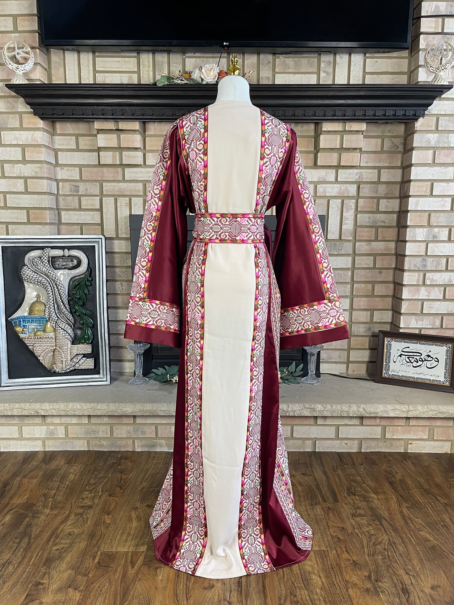 Cream/Burgundy Bayt Dajan Thobe