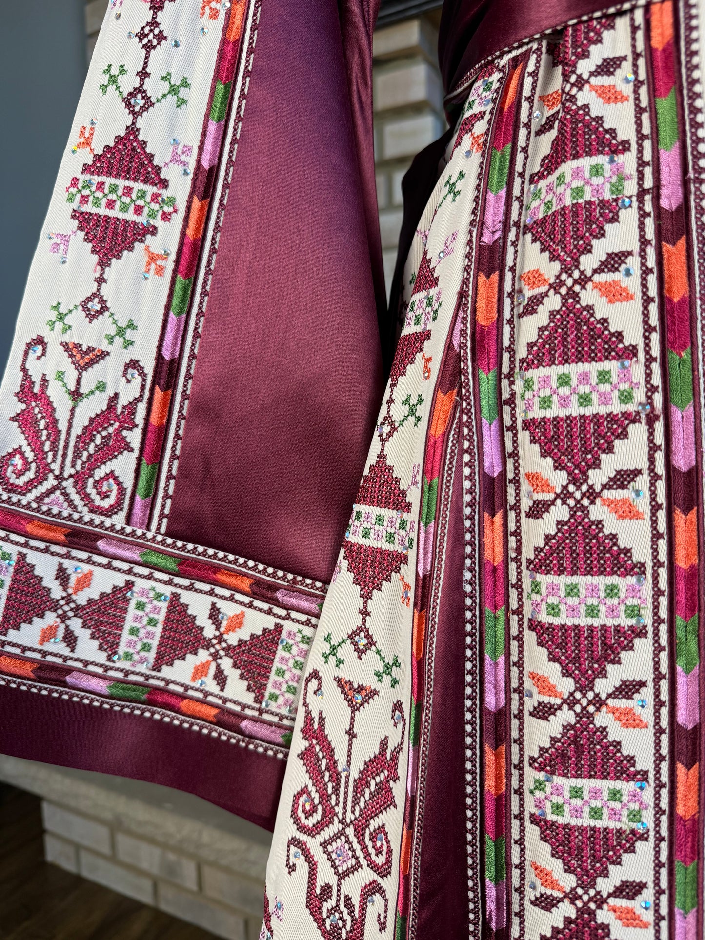 Cream/Burgundy Akka Thobe