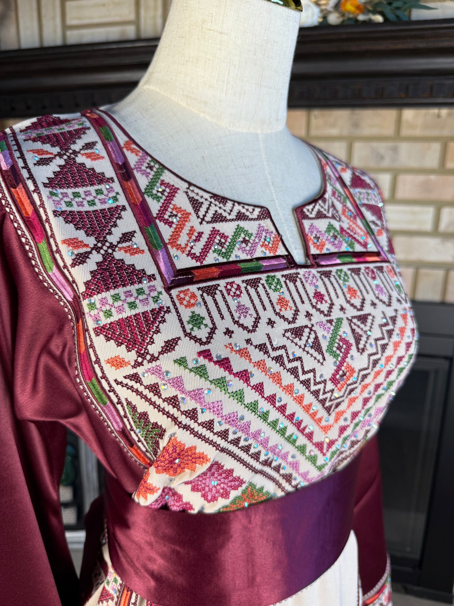 Cream/Burgundy Akka Thobe