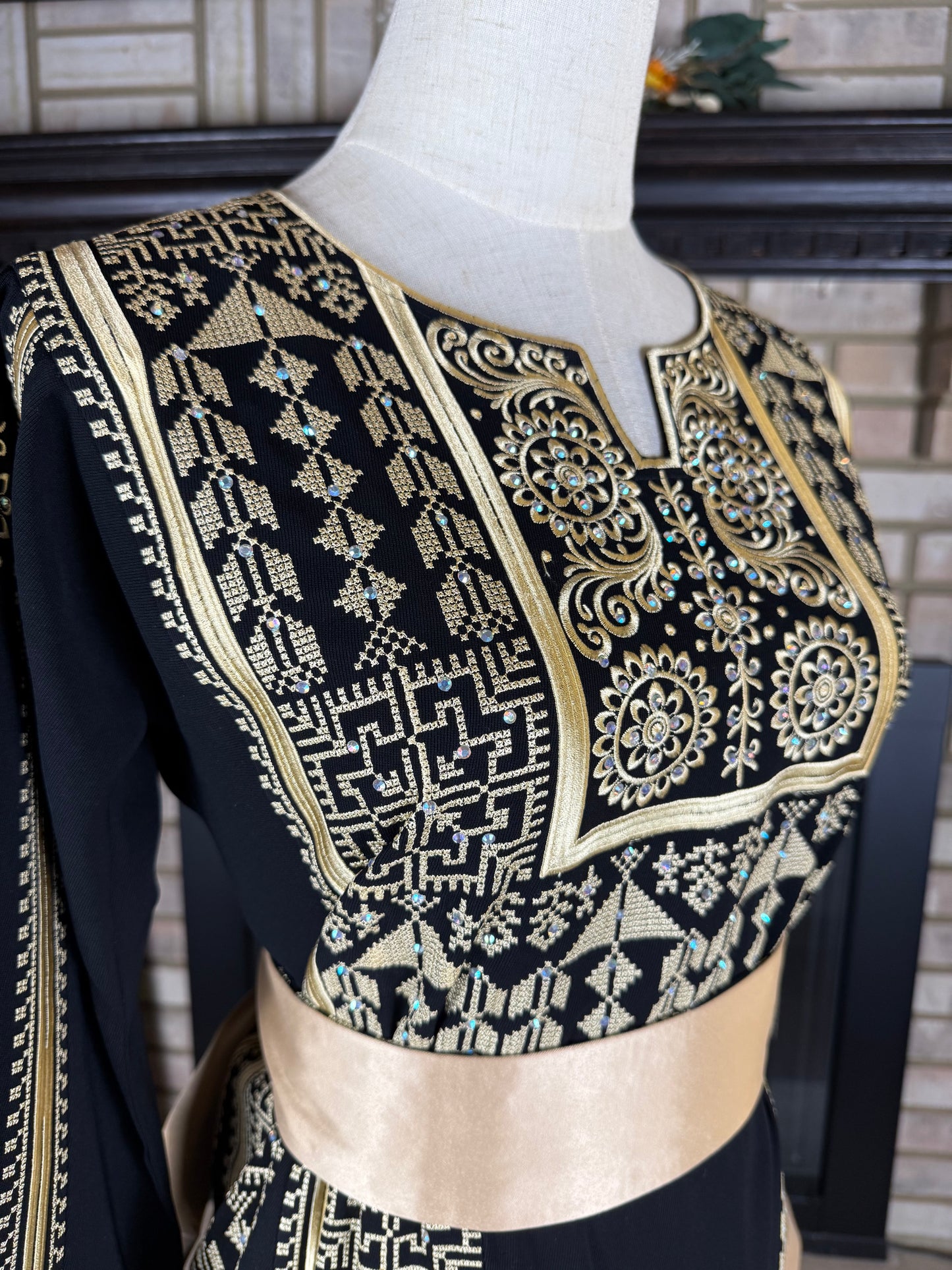 Black/Gold Rafah Thobe