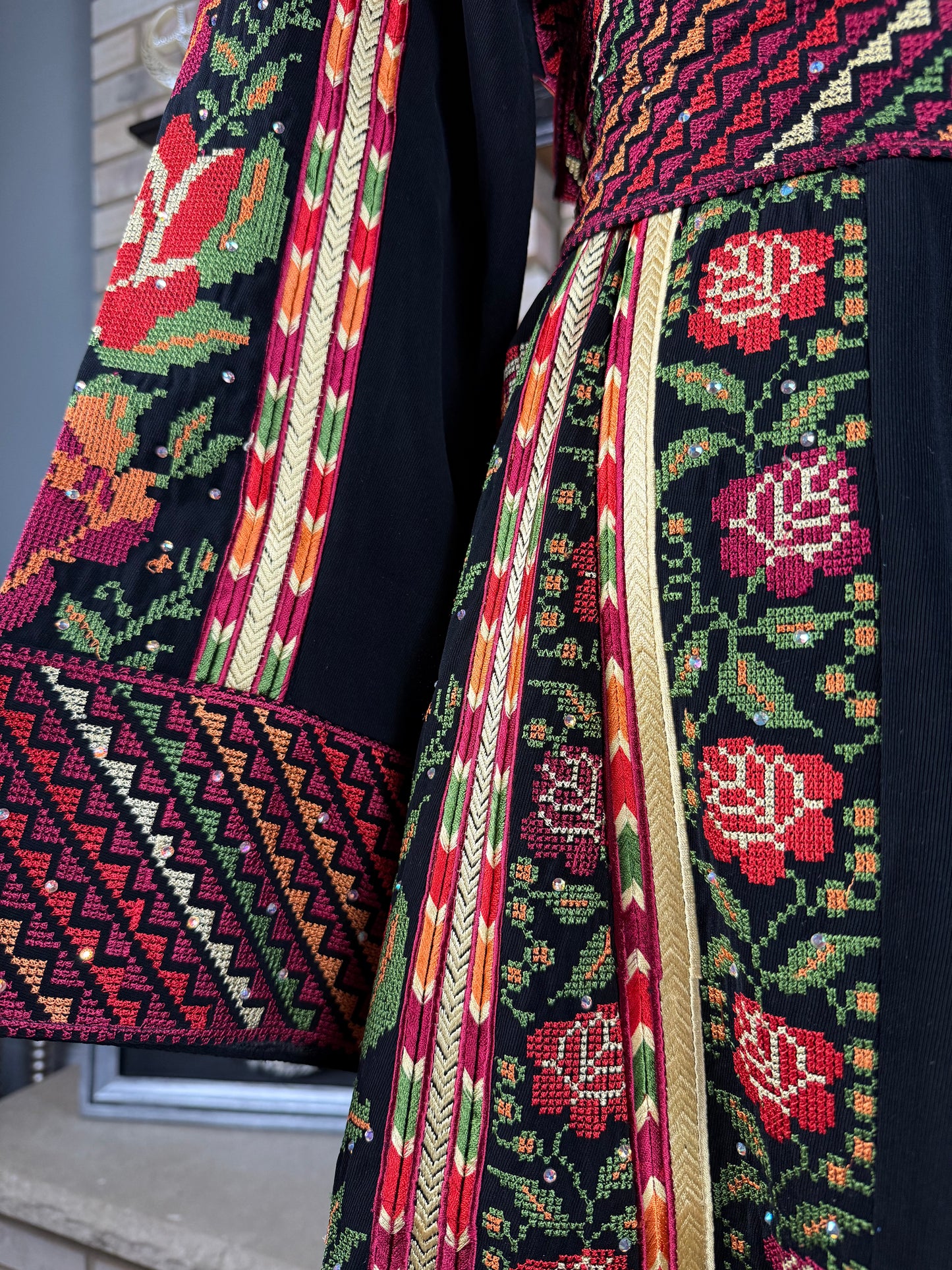 Black/Red Roses Thobe