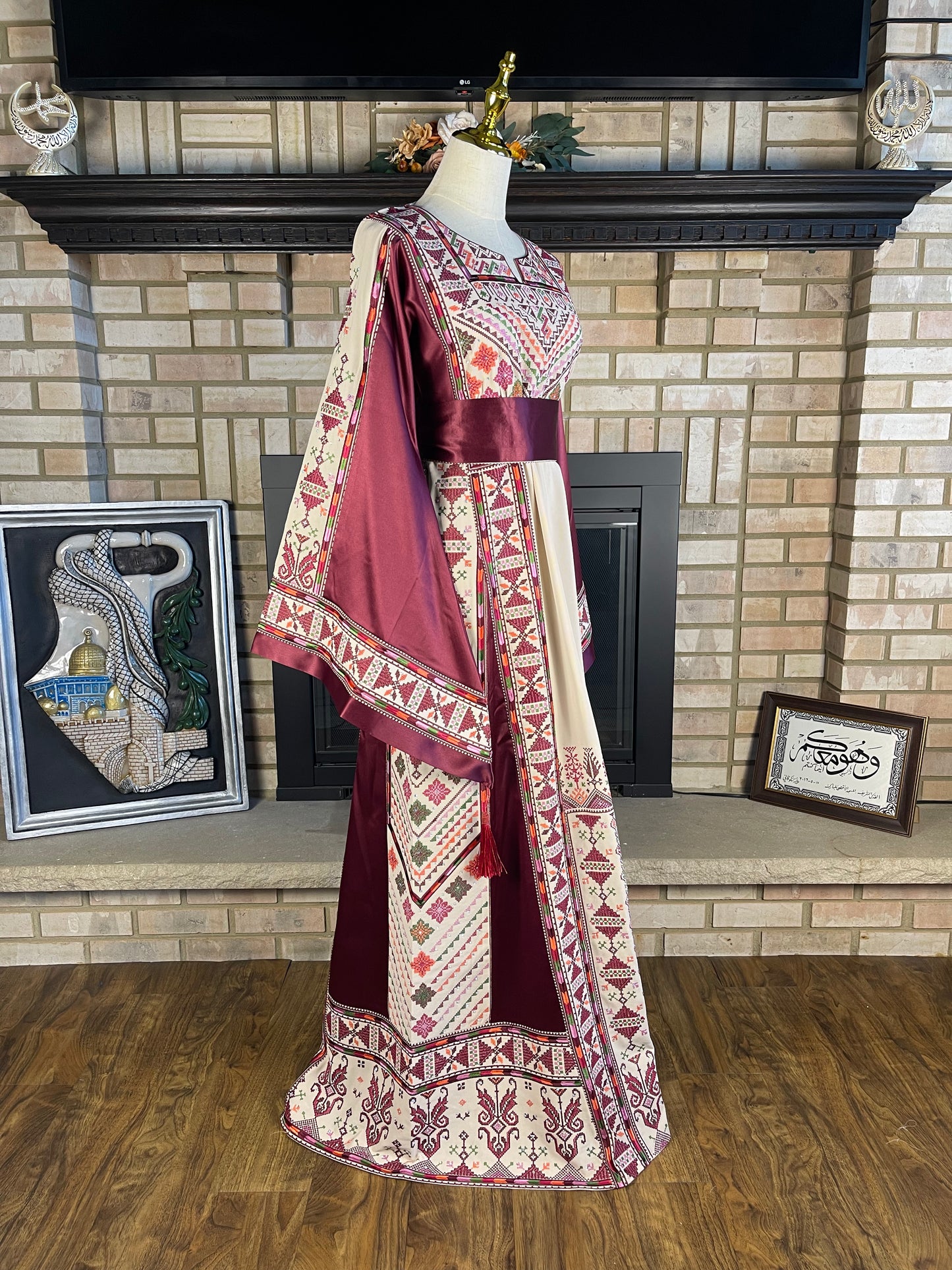 Cream/Burgundy Akka Thobe