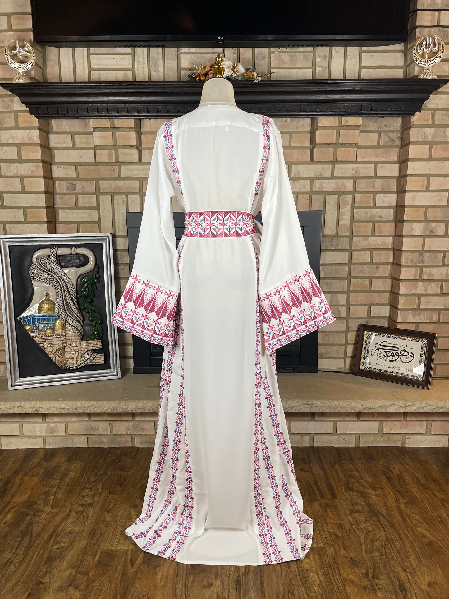 White/Pink Al-Sawsanah Thobe