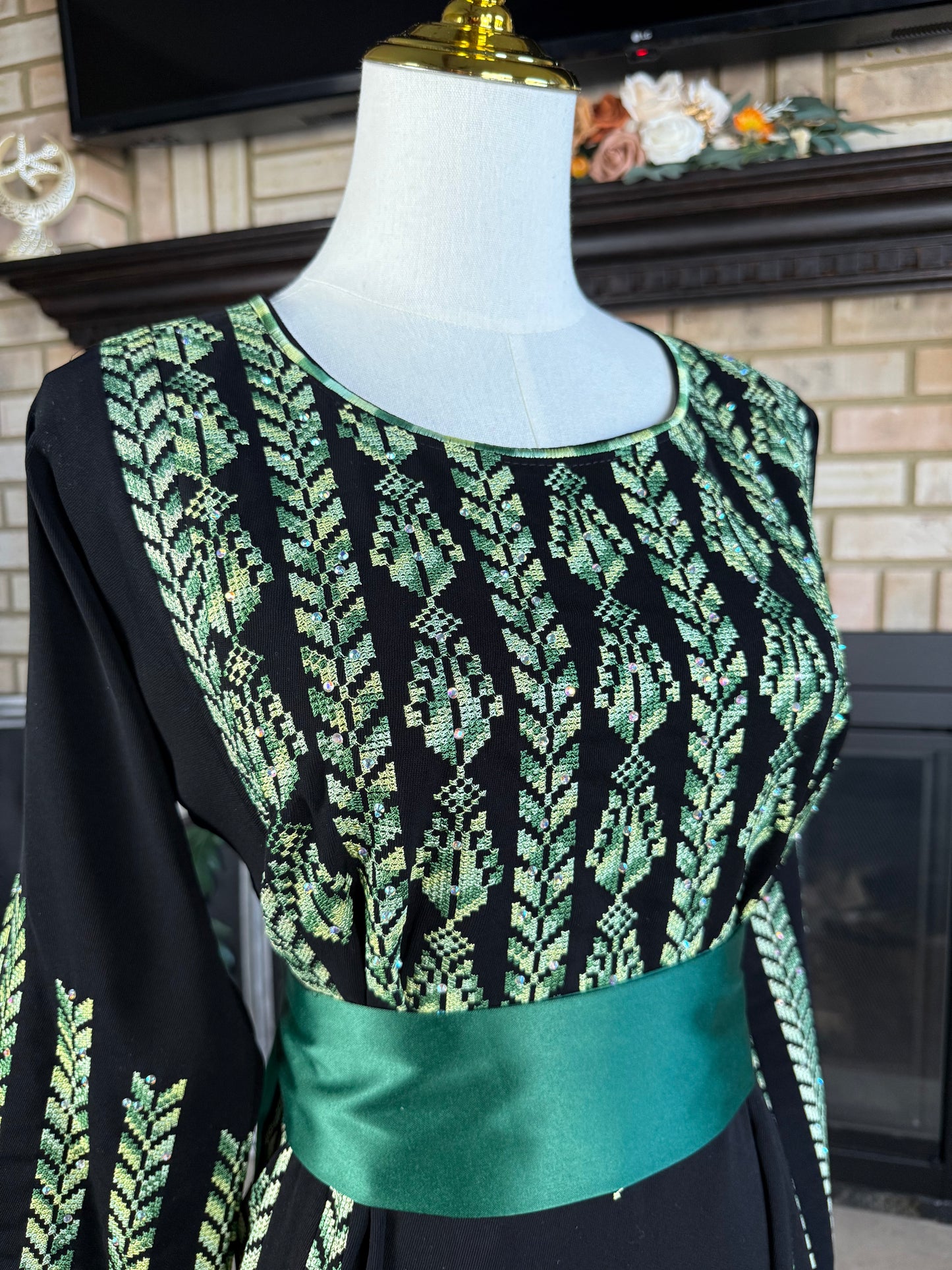 Black/Green Sanabel Thobe