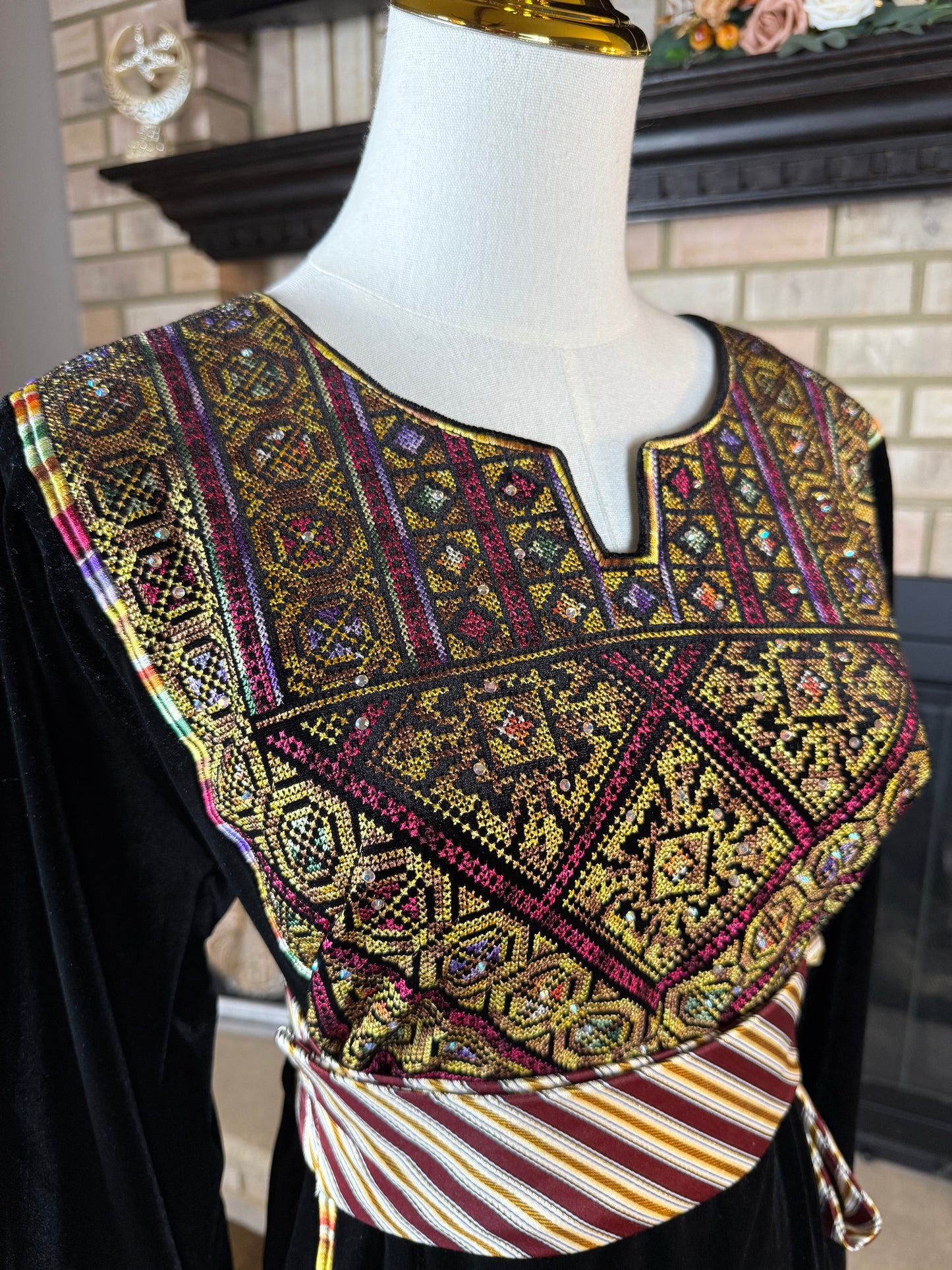 Black/Gold Velvet Saya Thobe