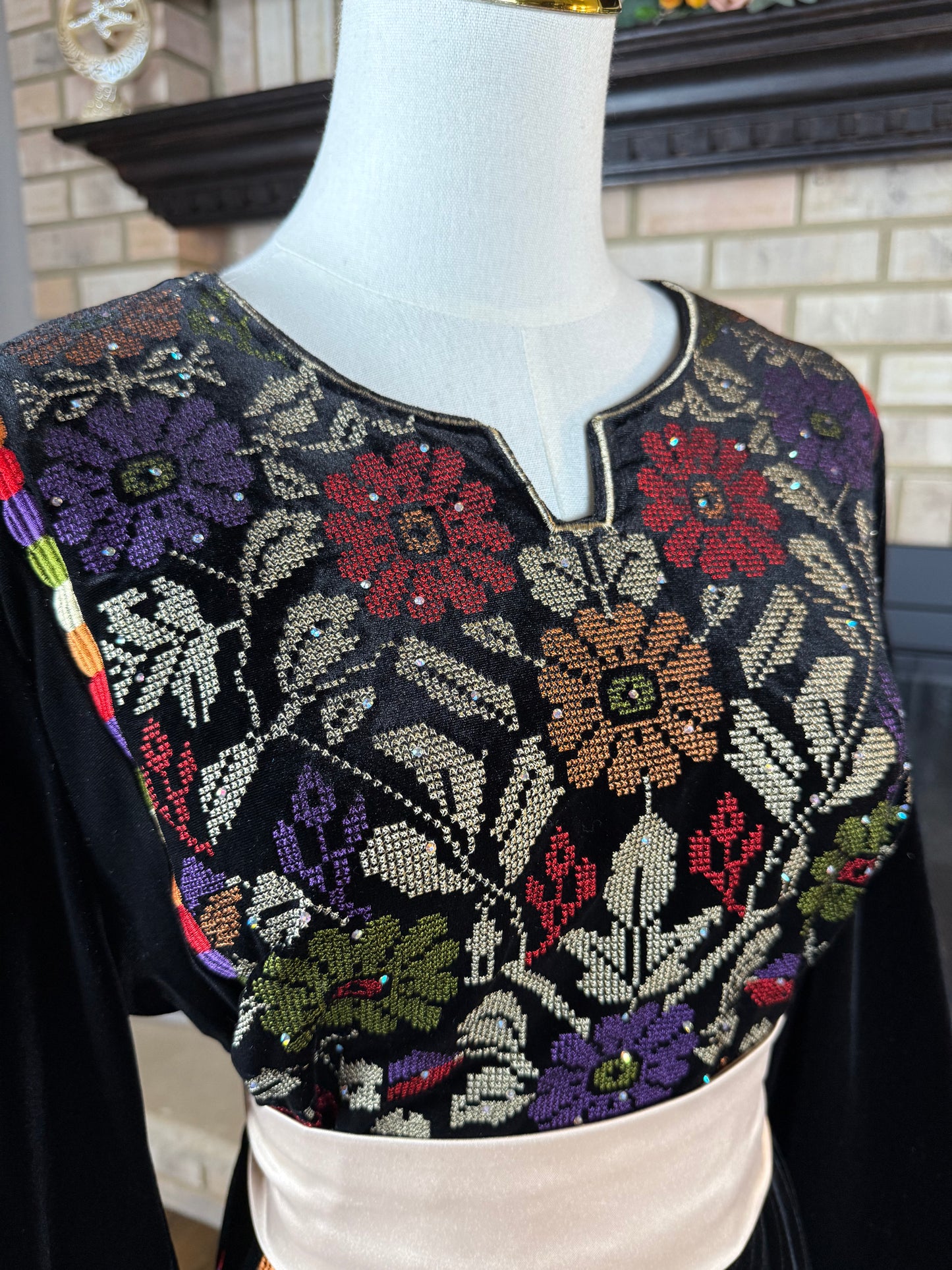 Black/Gold Velvet Roses Thobe