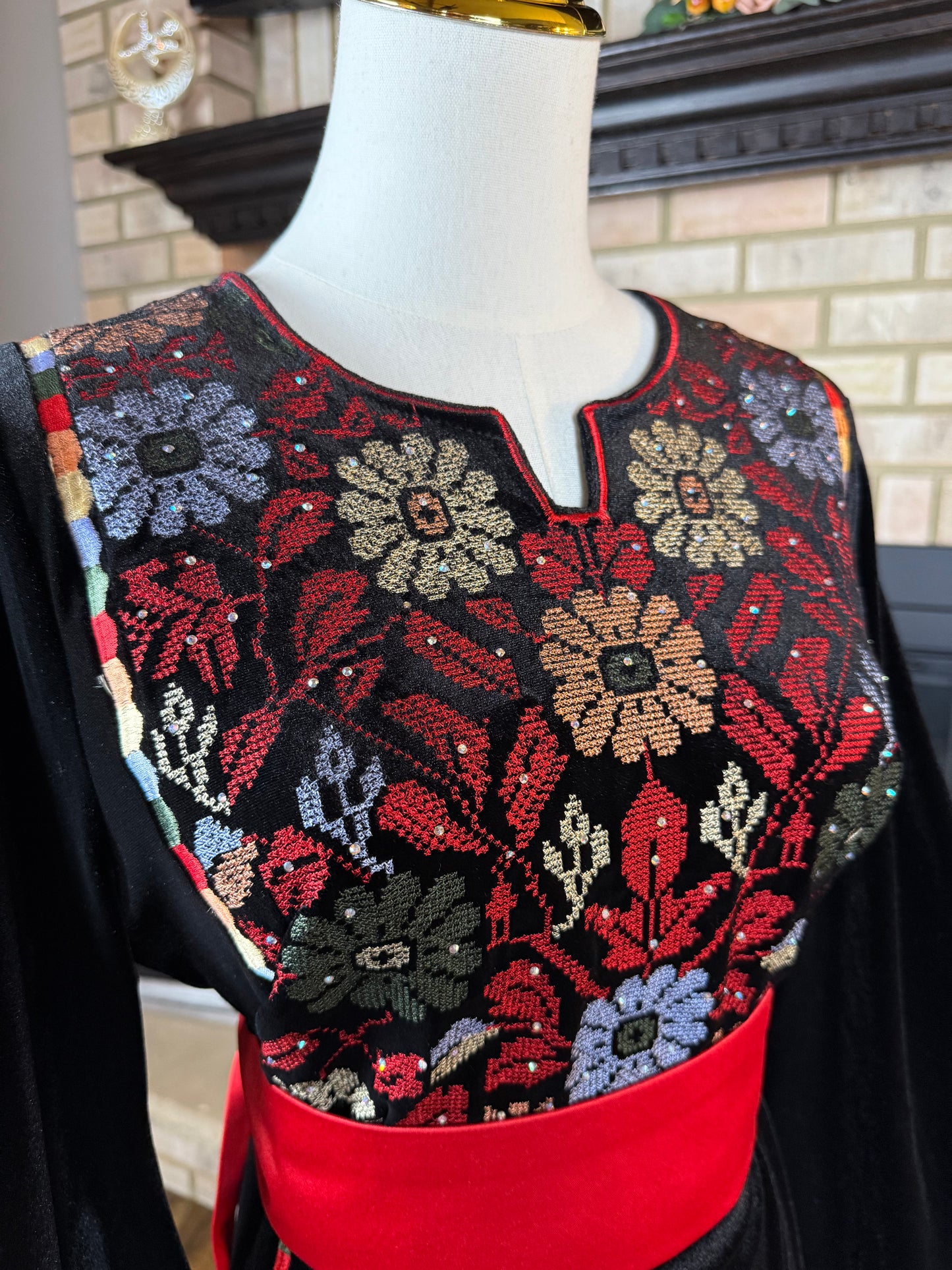 Black/Red Velvet Roses Thobe